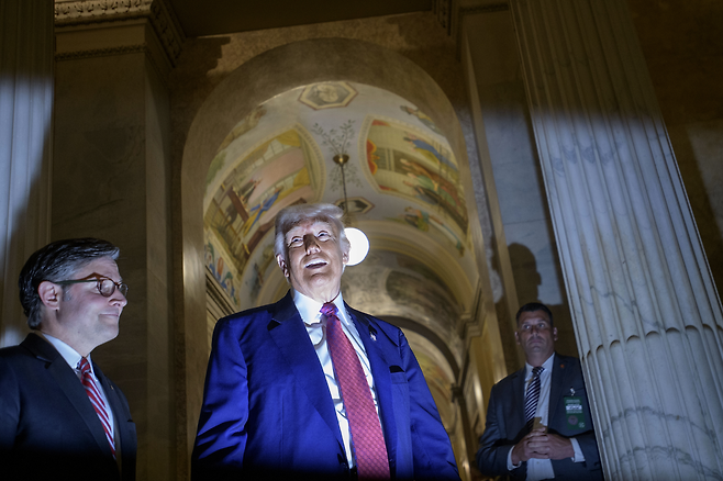 도널드 트럼프 미국 대통령이 20일(현지시간) 미 연방의회 의사당에서 열린 하원 공화당 비공개 의원총회에 참석한 뒤 마이크 존슨 공화당 하원의장과 함께 의사당을 나서고 있다. AP연합뉴스