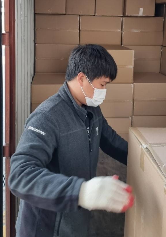 고 이선호씨가 사망 3일 전인 2021년 4월 19일 평택항 항만물류회사 ‘동방’ 사업장 검역장에서 작업을 진행하고 있다. 이재훈씨 제공