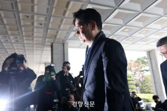 헌법재판소가 이창수 서울중앙지검장에 대한 국회의 탄핵소추를 기각한 지난 3월13일 이 지검장이 서울 서초구 서울중앙지검으로 출근하고 있다. 권도현 기자