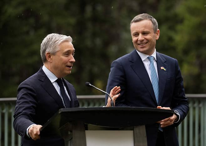 프랑수아-필리프 샹파뉴 캐나다 재무장관(왼쪽)이 20일(현지시간) 앨버타주 밴프에서 열린 주요 7개국(G7) 재무장관 및 중앙은행 총재 회의에 앞서 세르히 마르첸코 우크라이나 재무장관과 기자회견을 하고 있다. 로이터연합뉴스