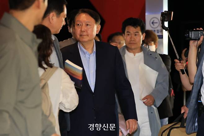 윤석열 전 대통령이 21일 서울 메가박스 동대문에서 이영돈 PD가 제작한 다큐멘터리 영화 <부정선거, 신의 작품인가> 관람을 마치고 상영관을 떠나고 있다. 이준헌 기자