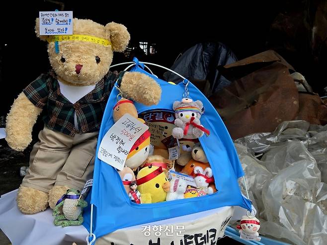 한국옵티칼하이테크 해고 노동자인 박정혜씨가 공장 옥상에서 고공농성을 벌인 지 500일째인 21일 경북 구미 공장에 시민들이 연대의 의미로 보내온 인형들이 놓여 있다. 우혜림 기자