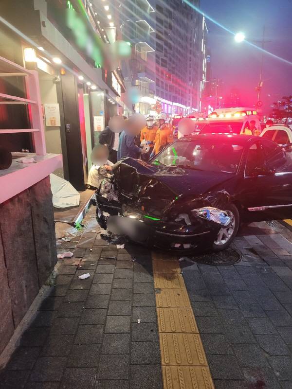 21일 오후 7시22분 부산 수영구 광안리해수욕장 앞 도로에서 SM7 승용차가 연석과 앞 차를 연달아 들이받고 인도로 돌진해 보행자 2명이 중상을 입는 등 총 5명이 다쳐 병원으로 옮겨졌다. 사진은 사고 현장. 부산 남부경찰서 제공