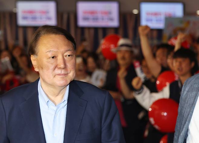 Former President Yoon Suk Yeol walks into a theater in Seoul’s Dongdaemun District to watch the film “Korean Election Fraud, God’s Will?” on Wednesday. (Yonhap)