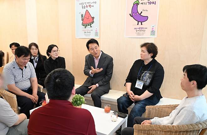 On Friday, Mayor Oh Se-hoon visits the "Seoul Maeum Convenience Store" in Dongdaemun, where citizens can stop by for conversation, counseling, and free comfort food like ramyun as part of the city’s efforts to reduce isolation among residents. (Seoul Metropolitan Government)