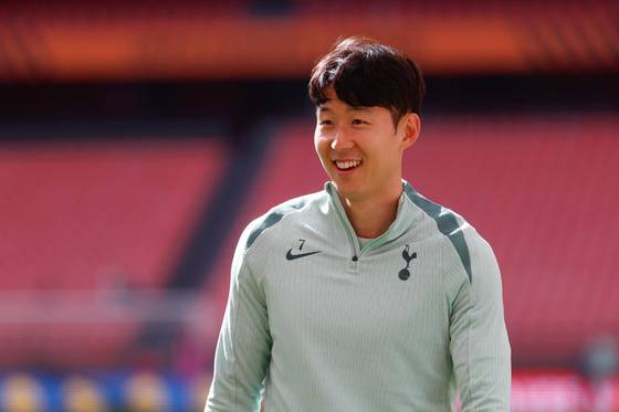 Tottenham Hotspur captain Son Heung-min trains on May 20 ahead of the Europa League final against Manchester United at the San Mames Stadium in Bilbao, Spain. [AFP/YONHAP]