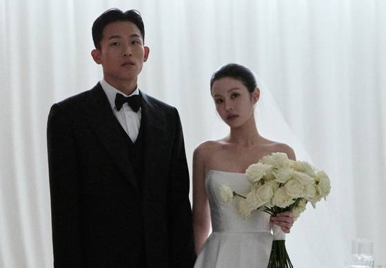 Football player Jeong Woo-yeong, left, and gallerist Lee Yeon-ji [LEE KWANG-GI]