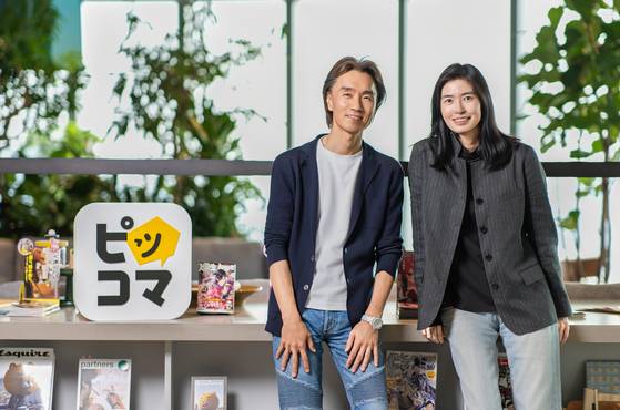 Kakao Piccoma CEO Kim Jae-yong, left, and Kakao CEO Chung Shin-a, who flew in to Tokyo to congratulate Kim as Kakao’s now longest-serving executive on April 24. [KAKAO PICCOMA]