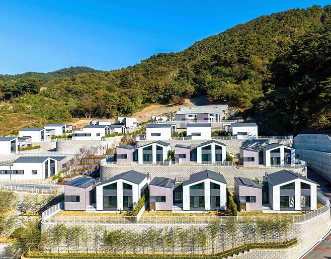 DL이앤씨의 전남 구례군 산동면 타운형 모듈러 단독주택. DL이앤씨