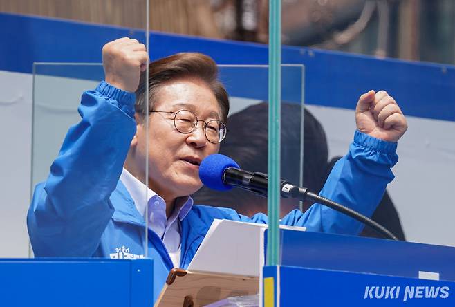 이재명 더불어민주당 대선 후보가 21일 인천 남동구 구월 로데오광장에서 열린 집중유세에서 주먹을 쥐어보이고 있다.
