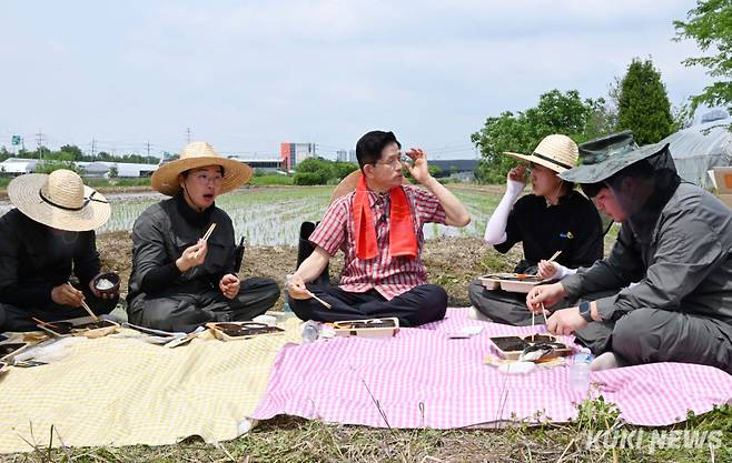 김문수 국민의힘 대선 후보가 21일 경기 고양시의 한 농가를 방문, 청년 농업인과 함께 이앙기를 이용해 모내기 후 새참을 먹으며 대화하고 있다.