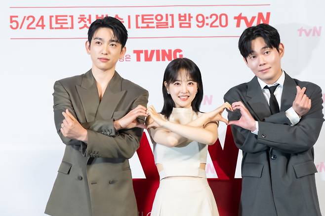 배우 박진영, 박보영, 류경수(왼쪽부터)가 21일 서울 영등포동 CGV 영등포에서 열린 tvN 토일드라마 ‘미지의 서울’ 제작발표회에 참석해 포즈를 취하고 있다. tvN 제공
