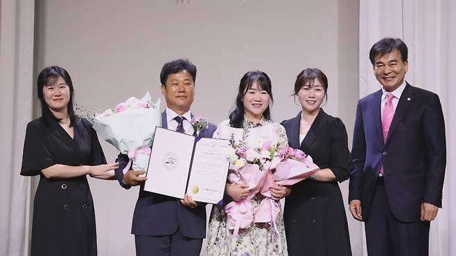 모범 부부상 대상 수상 박원제(중앙 왼쪽)·우정민(중앙 오른쪽) 부부