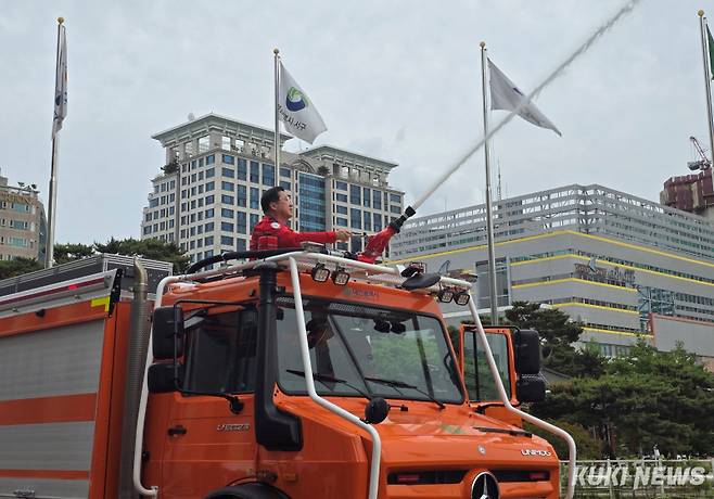 이장우 대전시장이 21일 이동하면서 산불을 진화할 수 있는 차량에 탑승해 직접 작동해 보고 있다. 사진=명정삼 기자
