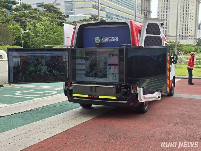 21일 대전시청 남문 앞에서 '산불 관제차'를 선보이고 있다. 사진=명정삼 기자