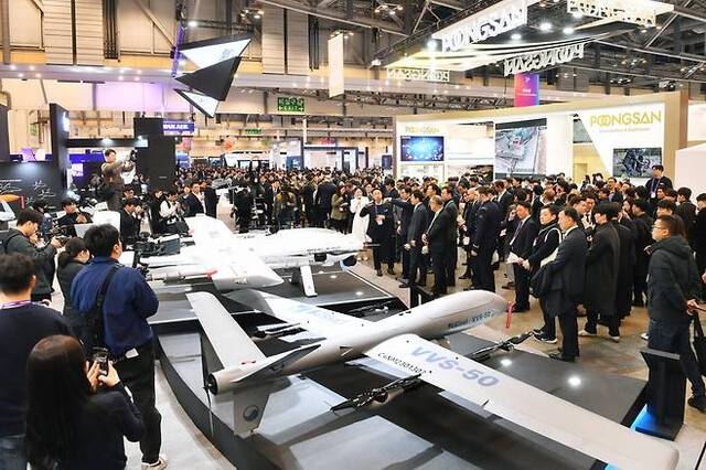 3월 5일 열린 ‘드론쇼 코리아 2025’ 개회식에서 많은 관람객이 전시된 드론을 살펴보고 있다. 부산시 제공