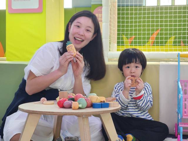 안윤진씨와 최온유군이 지난 17일 서울 관악구 에덴교회 2층에 조성된 ‘서울형 키즈카페 관악구 행운동점’에서 소꿉놀이를 하고 있다.
