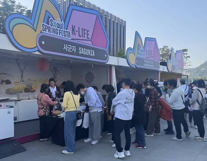 지난 5월 초 서울시청광장에서 열린 '서울스프링페스타'에 참가한 사군자 부스에 관람객들이 모여 있다. 사군자 제공