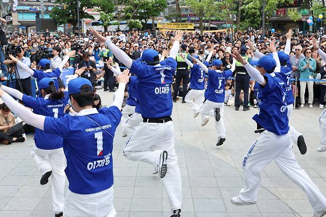 20일 더불어민주당 이재명 후보의 유세가 열리는 경기 파주시 금릉역 중앙광장에서 유세단이 활기찬 율동을 선보이고 있다. 기사와 관련 없음. 연합뉴스