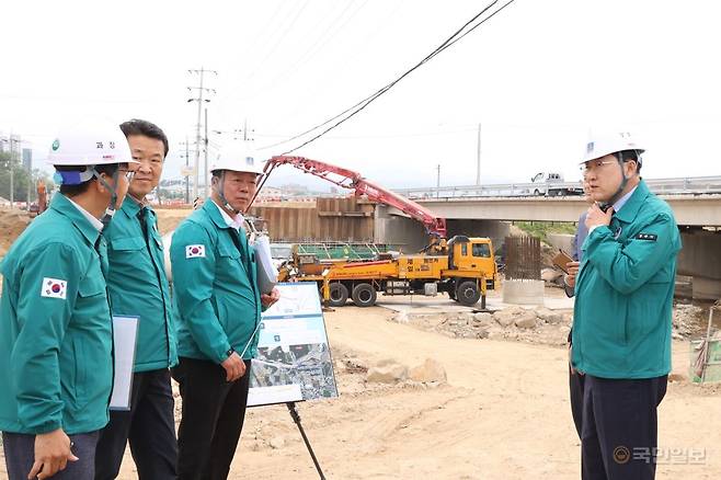 주낙영(사진 오른쪽) 경북 경주시장이 2025 APEC 정상회의를 앞두고 기반시설 정비사업 현장을 찾아 공사 추진 상황을 점검하고 있다. 경주시 제공