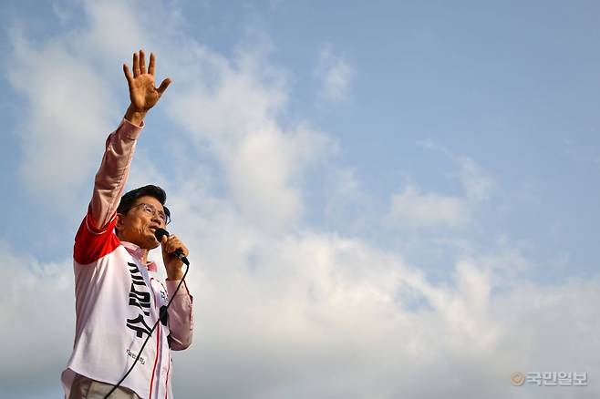 김문수 국민의힘 대선 후보가 20일 오후 경기 하남시 스타필드 인근 유세 현장에서 시민들을 향해 지지를 호소하고 있다. 하남=최현규 기자