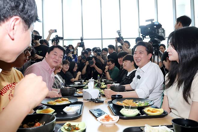 웃으며 학식 먹는 이준석 후보와 안철수 의원. 연합뉴스