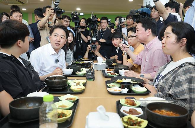 웃으며 학식 먹는 이준석 후보와 안철수 의원. 연합뉴스