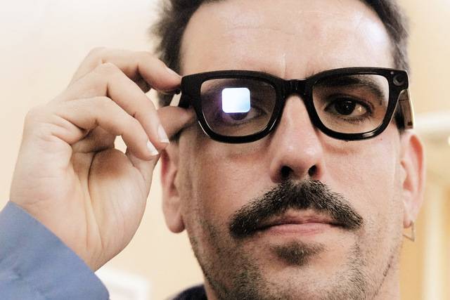 한 스페인 기자가 20일(현지시간) 미국 캘리포니아주 마운틴뷰 구글 본사에서 열린 연례 개발자 콘퍼런스에 참석해 안드로이드 확장현실(XR) 안경에 장착된 구글 생성형 인공지능(AI) 제미나이를 실행하고 있다. AP연합뉴스