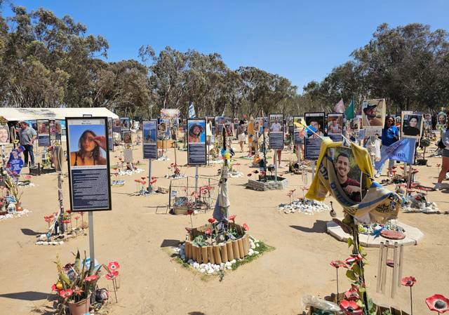 노바 음악축제 학살 현장인 레임 주차장에 마련된 희생자 추모 공간. 니르오즈=김이현 기자
