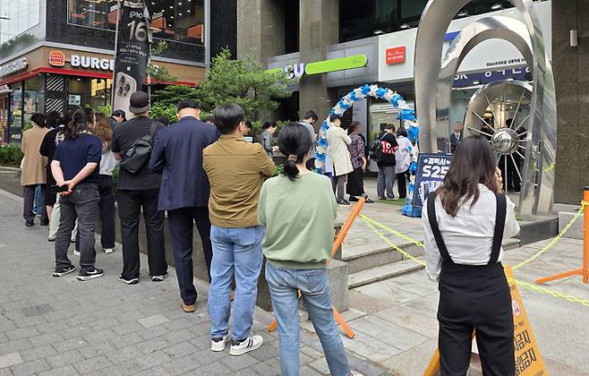 20일 서울 시내 한 SK텔레콤 공식인증 대리점 앞에 고객들이 유심 교체를 위해 길게 줄을 서 기다리고 있다. SK텔레콤은 전날 유심을 교체한 고객이 33만명으로 일 기준 역대 최대치를 기록했고 누적 교체자 수는 약 252만명이라고 밝혔다. 연합뉴스