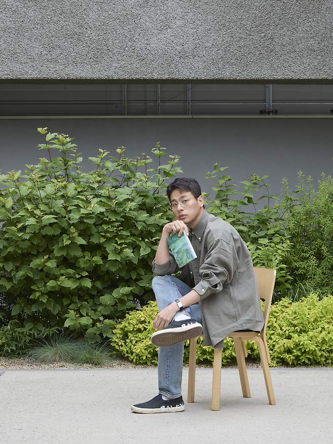 배우 박정민이 자신의 출판사 무제가 최근 출간한 소설 ‘첫 여름, 완주’를 들고 포즈를 취하고 있다. LCDC 서울