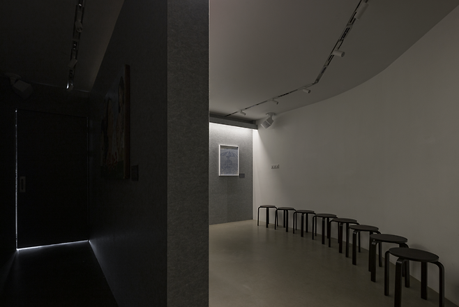 배우 박정민의 출판사 무제의 체험형 전시 ‘완주: 기록: 01’의 전시장 전경. 관람객들은 먼저 10분 간 암실에 앉아 김금희 작가의 소설 ‘첫 여름, 완주’를 듣고, 조명이 켜지면 소설에서 영감을 받은 작품들을 감상하게 된다. LCDC 서울