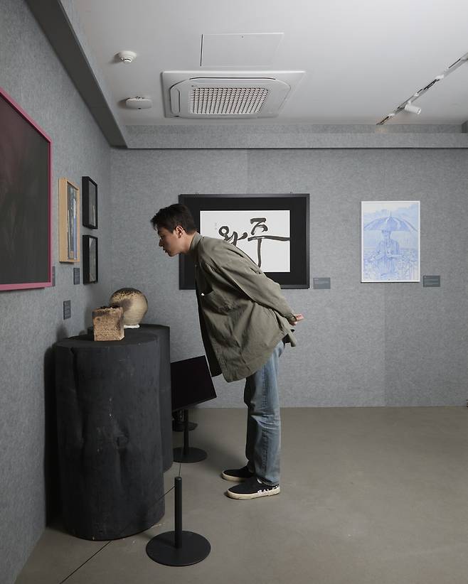 배우 박정민이 자신의 출판사 무제를 통해 기획한 전시 ‘완주: 기록: 01’이 열린 서울 성수동 LCDC 서울의 팝업 공간 ddmmyy에서 작품을 살펴보고 있다. LCDC 서울