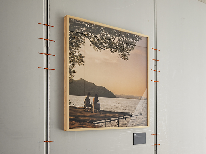 배우 박정민이 소설 ‘첫 여름, 완주’의 배경인 가상의 완주마을을 떠올리며 작업한 사진 작품. LCDC 서울