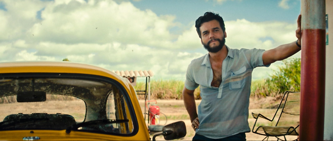 주인공 마르셀로가 주유소에 도착한 모습. 시체 한 구가 앞마당에 방치돼 있는데 아무도 신경을 쓰지 않습니다. 도시의 카니발 때문에 치안인력이 사라진 사이, 마을 곳곳에서 사망자가 100명이나 나왔는데 경찰은 수사에는 관심이 없습니다. [IMDb]