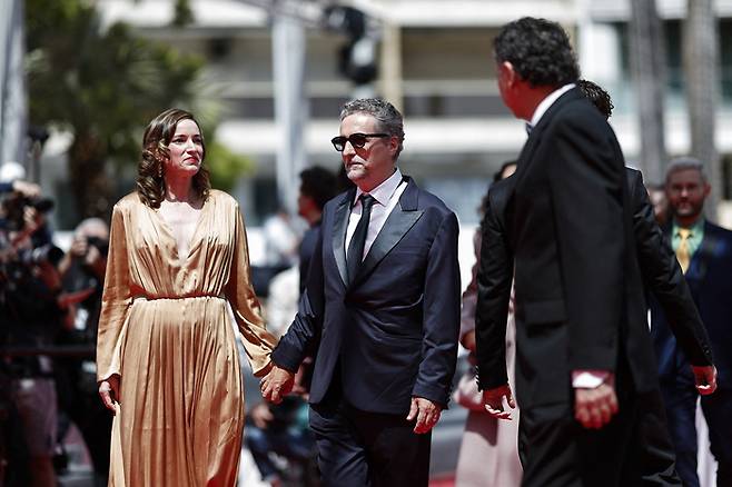 클레버 멘돈샤 필류 감독(가운데)이 18일(현지시간) 칸영화제 레드 카펫을 걷고 있는 모습. [로이터·연합뉴스]