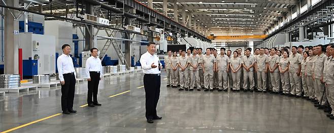 시진핑 중국 국가 주석이 지난 19일 허난성 뤄양베어링그룹 공장을 찾아 “중국이 세계 제조업 1위 국가로 발돋움했다”며 제조업 역량 강화를 당부하고 있다.  <신화통신 연합뉴스>