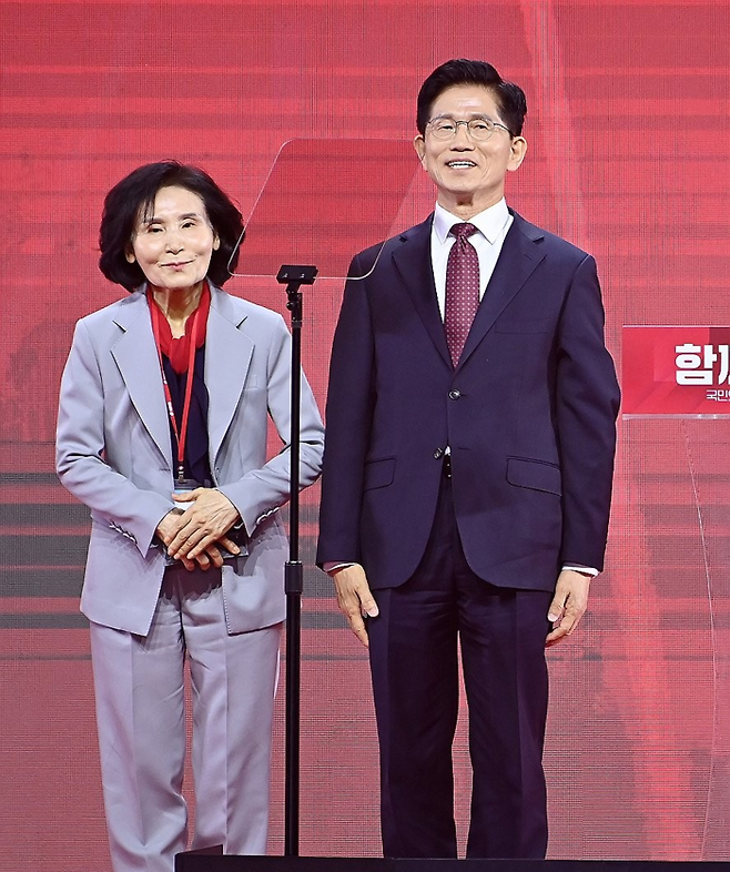 국민의힘 대선 후보로 선출된 김문수 후보가 3일 경기 고양시 킨텍스에서 열린 국민의힘 전당대회에서 아내 설난영 여사와 기념촬영을 하고 있다. [사진출처=연합뉴스]