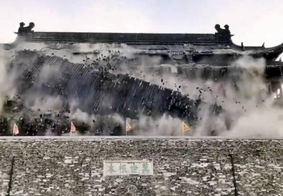 19일(현지시간) 중국 안후이성 츠저우시 평양현의 ‘명중도 고루’ 기와가 무너지고 있다. [사진 = 웨이보 캡처]