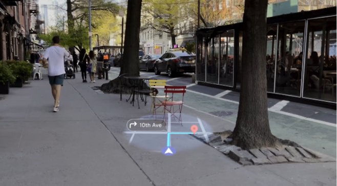 구글이 20일(현지시간) 미국 캘리포니아주 마운틴뷰에서 연례 개발자 콘퍼런스를 열고 인공지능(AI) 비서 제미나이 라이브가 탑재된 스마트 안경의 활용법을 안내했다. 이용자가 가고자 하는 장소를 전달하면 안경 화면에 길을 띄워 준다. [사진 = 구글]