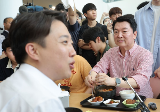 이준석 개혁신당 대선 후보가 21일 ‘학식먹자 이준석’ 행사가 열린 경기 성남시 가천대학교 글로벌캠퍼스에서 행사에 참여한 안철수 국민의힘 의원과 식사를 하고 있다. (사진=연합뉴스)