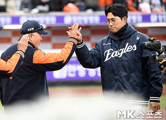 김경문 감독과 채은성. 사진=천정환 기자