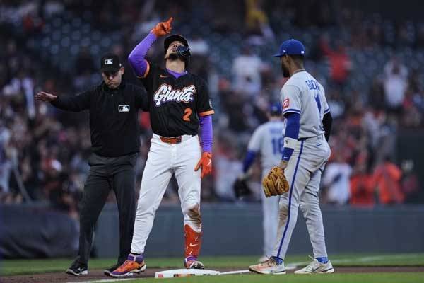 윌리 아다메스가 4회 1타점 3루타를 때린 뒤 환호하고 있다. 사진= AP= 연합뉴스 제공