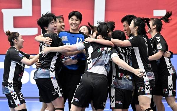 사진 극적인 승리 후 기뻐하는 서울시청 선수들, 사진 제공=한국핸드볼연맹