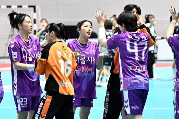 사진 경기 전 파이팅 하는 서울시청 선수들, 사진 제공=한국핸드볼연맹