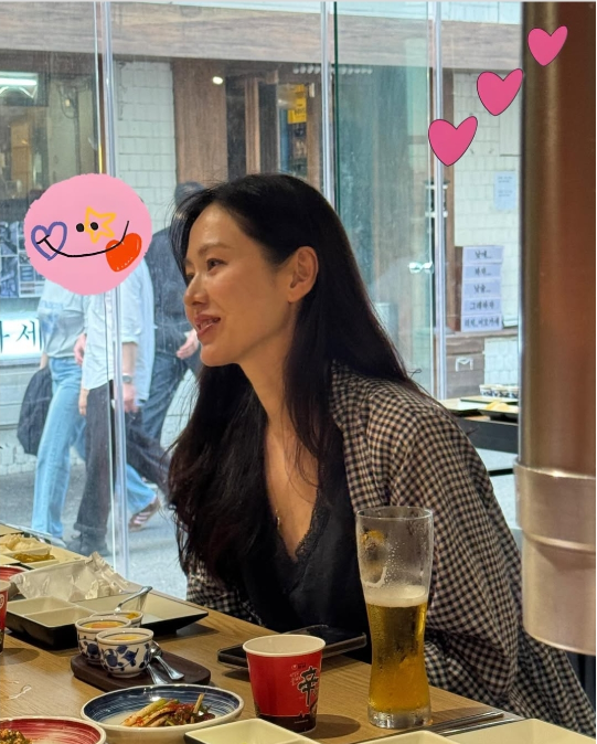 잔잔한 웃음과 함께 맥주를 마시는 모습은 일상임에도 불구하고 한 장의 화보처럼 완성도 높았다. 사진=손예진 SNS