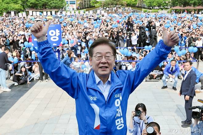 [고양=뉴시스] 조성우 기자 = 이재명 더불어민주당 대선후보가 20일 경기 고양시 일산동구 일산문화광장 앞에서 열린 집중유세에서 연설을 마친 뒤 두 손을 들어 보이고 있다. (공동취재) 2025.05.20. photo@newsis.com /사진=