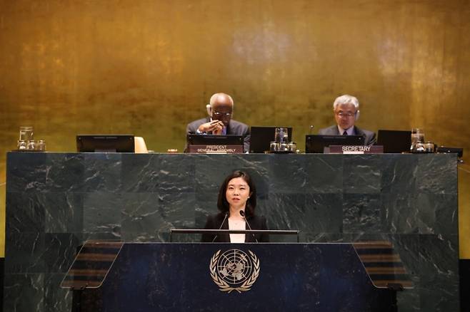 탈북자 김은주씨가 20일(현지시간) 미국 뉴욕 유엔본부에서 열린 유엔총회에서 북한의 인권 침해 실상에 대해 증언하고 있다. /사진제공=주유엔 한국대표부