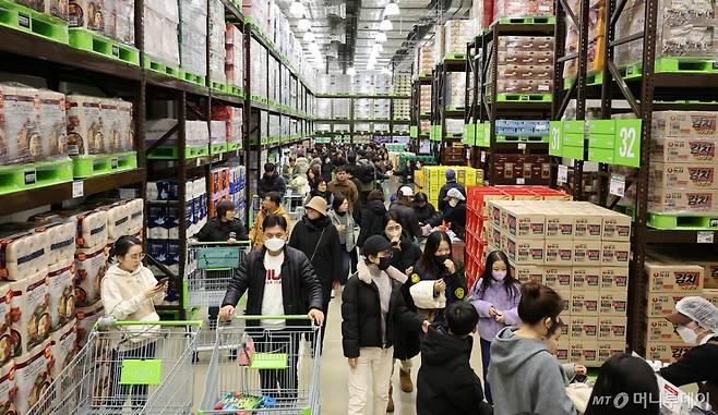 14일 오전 서울 강서구 트레이더스 홀 세일 클럽(이하 트레이더스) 마곡점을 찾은 고객들이 물건을 고르고 있다.  2025.2.14/뉴스1  Copyright (C) 뉴스1. All rights reserved. 무단 전재 및 재배포,  AI학습 이용 금지.