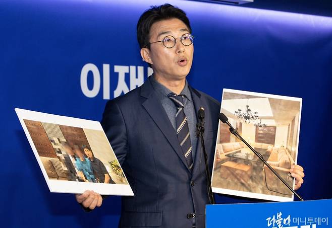 (서울=뉴스1) 이재명 기자 = 노종면 더불어민주당 선거대책위위19일 오후 서울 여의도 더불어민주당사에서 기자회견을 열고 지귀연 서울중앙지법 부장판사 룸살롱 출입 증거 사진을 공개하고 있다. 2025.5.19/뉴스1  Copyright (C) 뉴스1. All rights reserved. 무단 전재 및 재배포,  AI학습 이용 금지. /사진=(서울=뉴스1) 이재명 기자